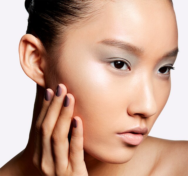 Компактная пудра с эффектом сияния Extra Dimension Skinfinish